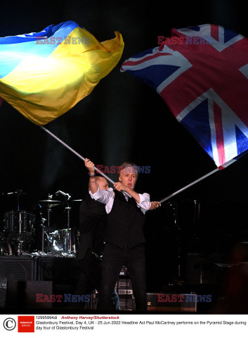 Paul McCartney macha flagą Ukrainy podczas koncertu