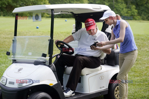 Donald Trump gra w golfa