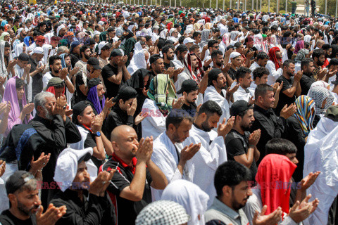 Zwolennicy Muktady as-Sadra podczas piątkowych modłów w Zielonej Strefie