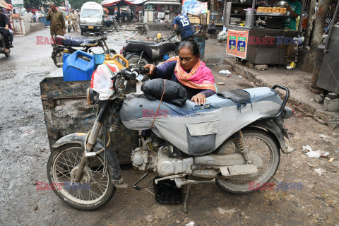66-latka naprawia motocykle