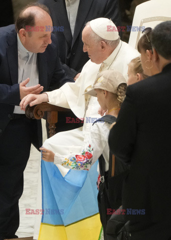 Papież otrzymał flagę Ukrainy na audiencji generalnej