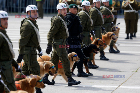 Karabinierzy z psami na paradzie w Chile