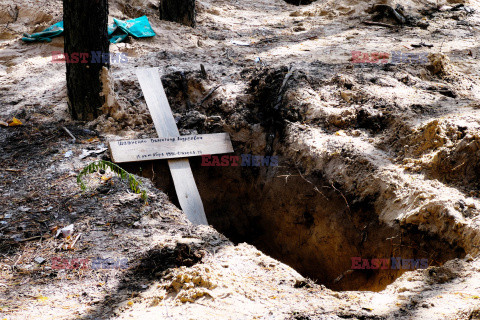 W Iziumie odkryto masowe groby