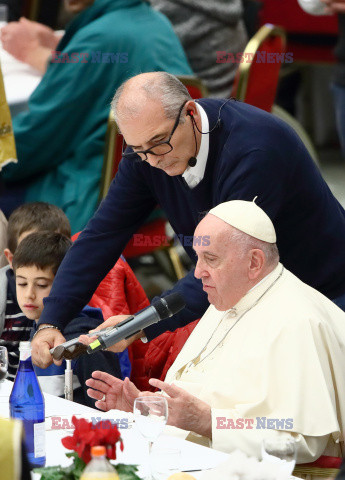 Papież Franciszek na posiłku z potrzebującymi