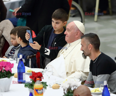 Papież Franciszek na posiłku z potrzebującymi