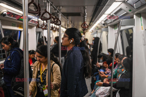 Kobiety w New Delhi wciąż boją siępodróżówać same komunikacją - AFP