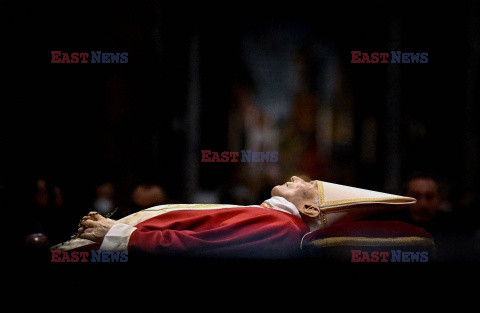 Ciało Benedykta XVI wystawione w bazylice