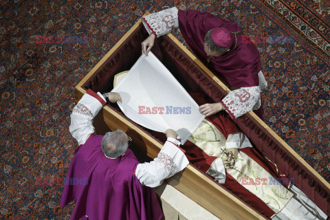 Trumna z ciałem Benedykta XVI została złożona w grobie w Grotach Watykańskich