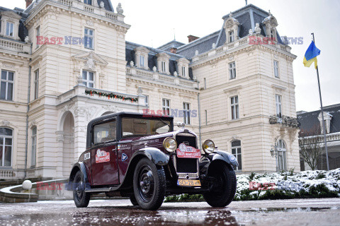 Ukraińsko-polska załoga jedzie Peugeotem z 1932 roku na otwarcie 25-lecia Rajdu Monte-Carlo