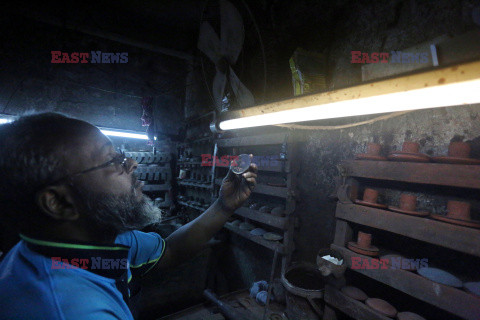 Ręczny wyrób szklanych soczewek do okularów w Bangladeszu - Abaca