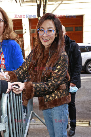 Michelle Yeoh rozdaje autografy