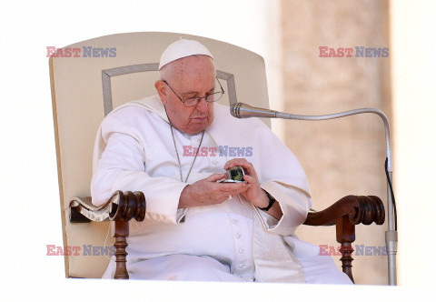 Papież Franciszek rozmawia przez telefon