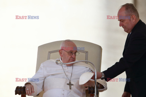 Papież Franciszek rozmawia przez telefon