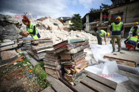Ikony i biblie wydobyte spod gruzów po trzęsieniu ziemi