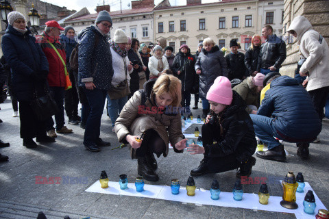 Upamiętnienie ofiar ataku na Teatr Mariupol w Ukrainie