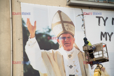 Gesty w obronie papieża Jana Pawła II