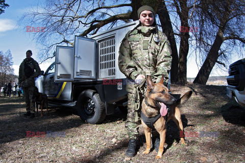 Nowe samochody dla psów policyjnych na Ukrainie
