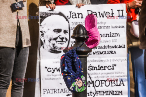 Protest "Stąd przyszło Zło!" przed oknem papieskim w Krakowie