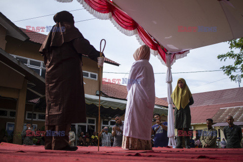 Kobieta otrzymuje chłostę za naruszenie prawa szariatu w Indonezji