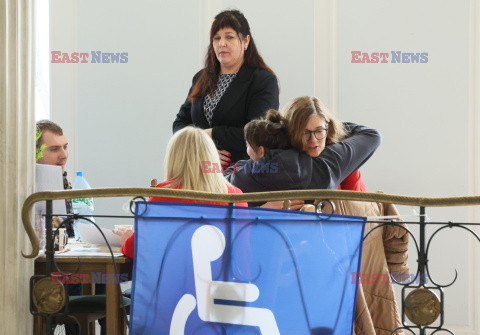 Niepełnosprawni i ich opiekunowie kończą protest w Sejmie