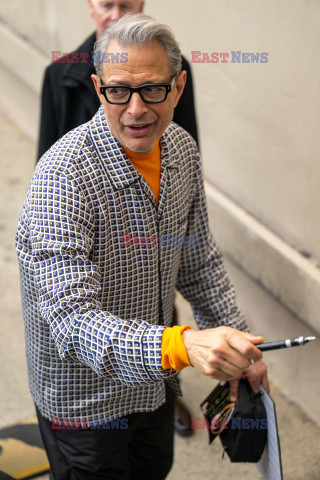 Jeff Goldblum w pomarańczowym swetrze