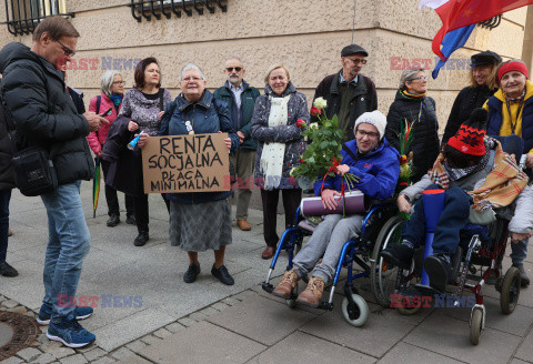 Niepełnosprawni i ich opiekunowie kończą protest w Sejmie