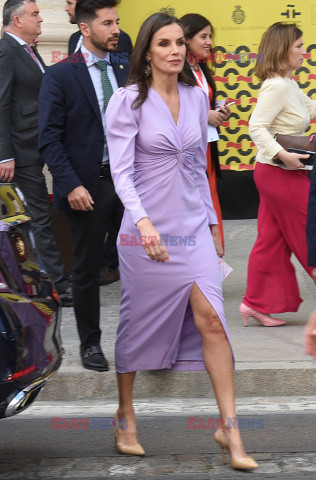 Królowa Letizia w fioletowej sukience