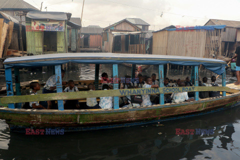 Dzieci płyną łodziami do szkoły w Lagos