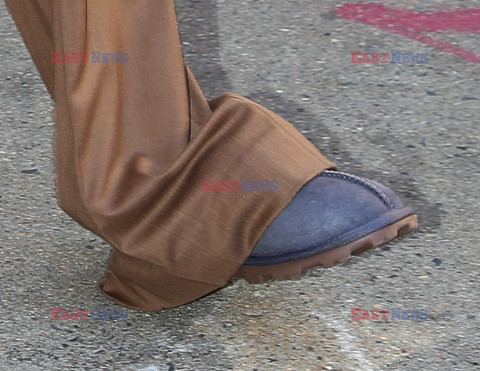 Drew Barrymore w brązowym garniturze