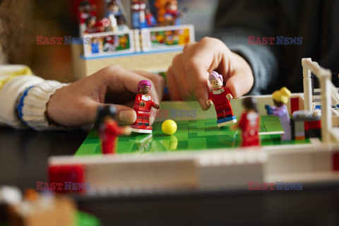 Kobieca drużyna piłkarska z klocków LEGO