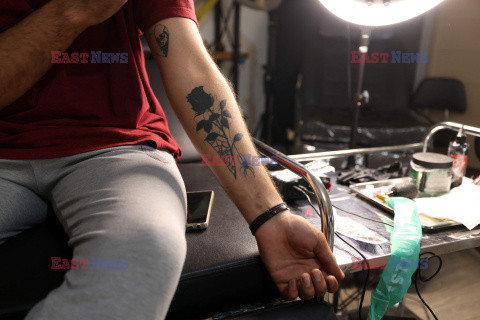 Nielegalne studio tatuażu w Teheranie - AFP
