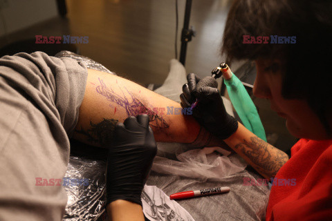 Nielegalne studio tatuażu w Teheranie - AFP