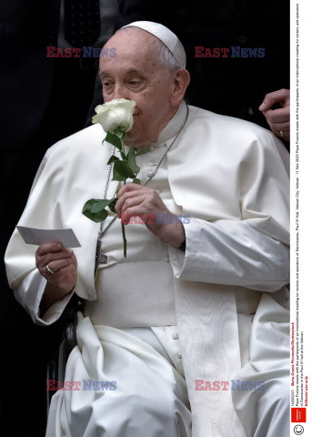 Papież Franciszek z białą różą