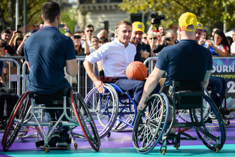 Prezydent Macron gra w koszykówkę na wózku