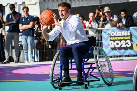 Prezydent Macron gra w koszykówkę na wózku