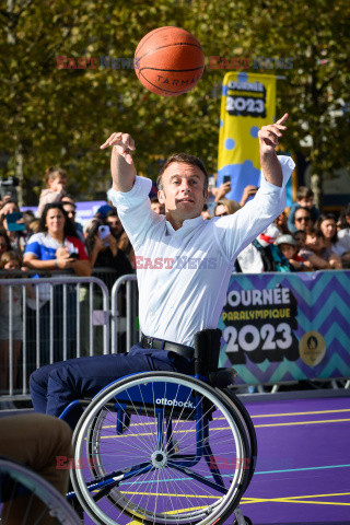 Prezydent Macron gra w koszykówkę na wózku