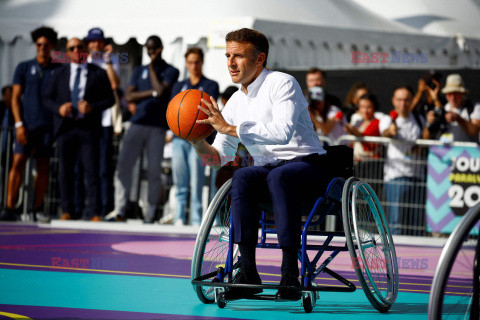 Prezydent Macron gra w koszykówkę na wózku