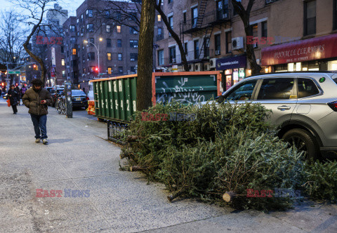 Poświąteczne choinki na ulicach Nowego Jorku