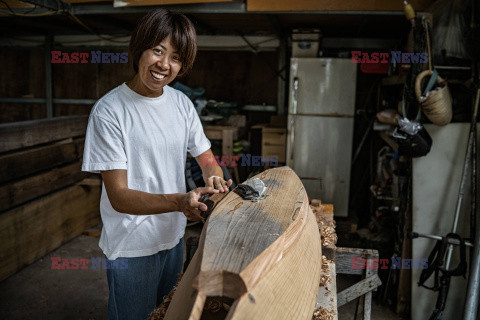 Japoński budowniczy tradycyjnych łodzi Sabani z Archipelagu Ryukyu