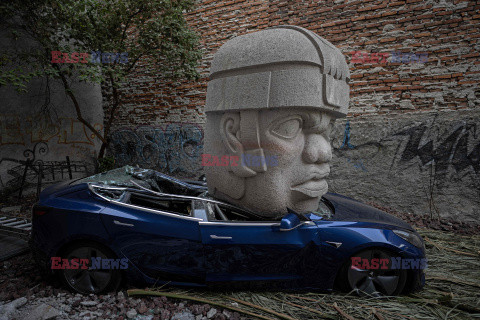 Instalacja: samochód Tesla zmiażdżony przez głowę Olmeca