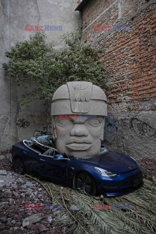 Instalacja: samochód Tesla zmiażdżony przez głowę Olmeca