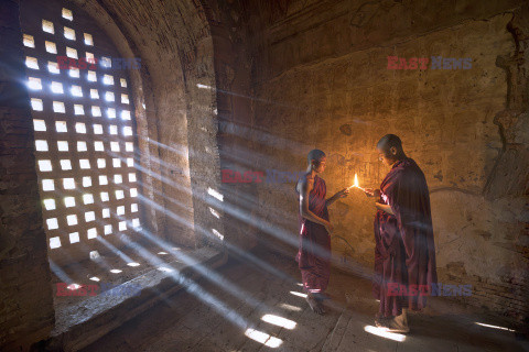 Młodzi mnisi w piomieniach światła