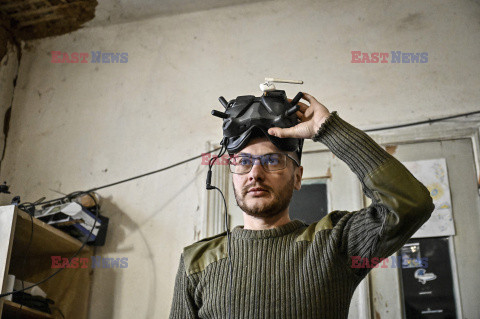 Ukraińscy żołnierze składają drony bombowe