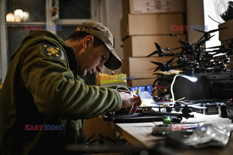 Ukraińscy żołnierze składają drony bombowe