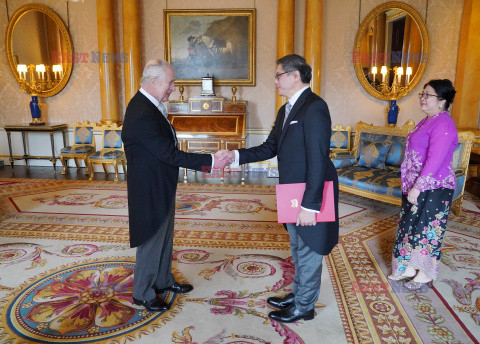 Król Karol przyjmuje akredytacje od dyplomatów
