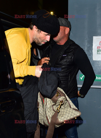 Liam Gallagher w zółtym swetrze