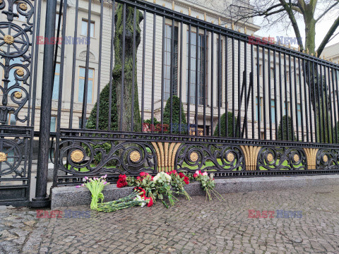 Kwiaty przed ambasadami Rosji