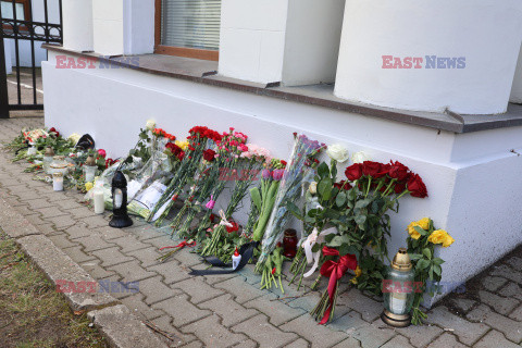 Kwiaty przed ambasadami Rosji