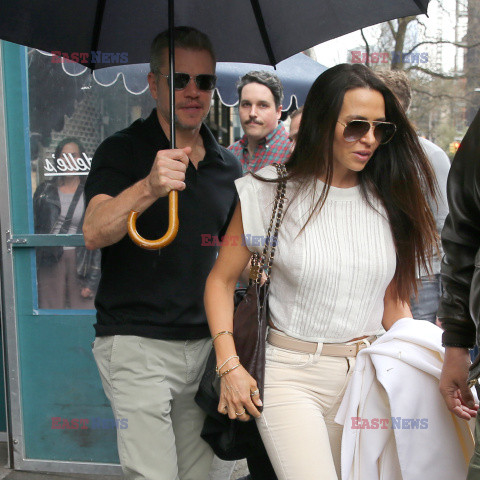 Matt Damon z żoną i parasolem