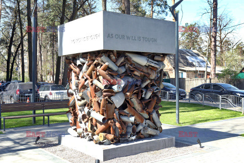 Pomnik Wolności ze znalezionych pocisków w Irpieniu